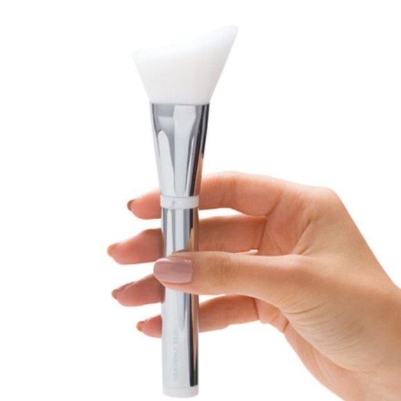 It Heavenly Skin hugging foundation brush No. 707